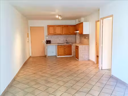 pelissanne -appartement t3 + place de parking- 54.35 m2