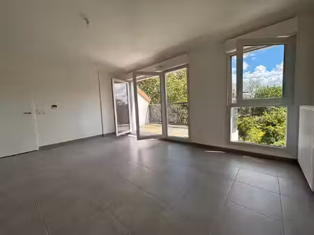 à louer t3 avec balcon et parking résidence le green val