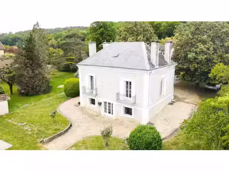 propriété de 4 chambres et un bureau sur 2700 m2