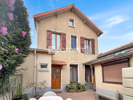 deux charmants pavillons réunis sur un terrain de 300 m²