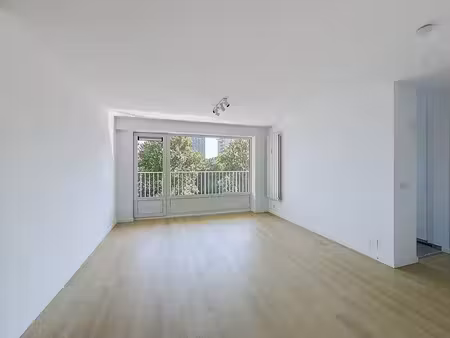 appartement rénové avec terrasse & vue dégagée sur bruxelles