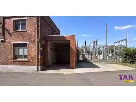 entrepôt avec bureau