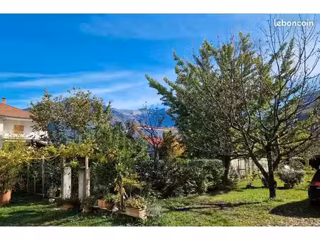 grand t2  lumineux. balcon sur jardin. parking privé