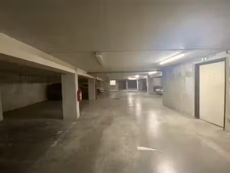 place de parking sous-sol dans une copropriete securisee