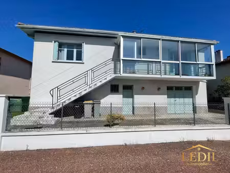 maison de ville un garage et un jardin