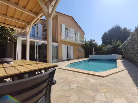 rare beaux volumes villa 5 chambres avec piscine et belles p