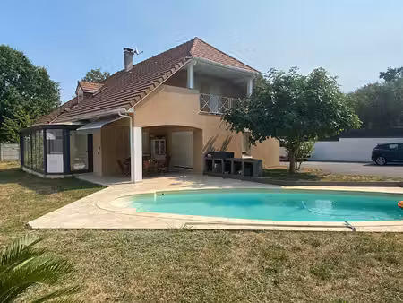 une maison rare par ses volumes et sa configuration  à découvrir sans tarder à lons.