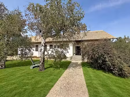 maison familiale aux beaux volumes sur 1 840 m² de terrain à vouneuil-sous-biard