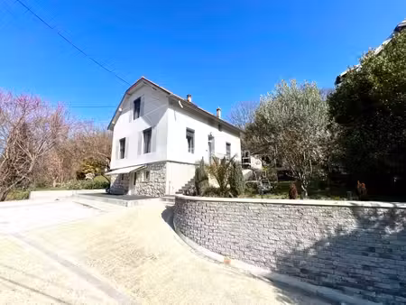 maison constituée de 3 appartements indépendants