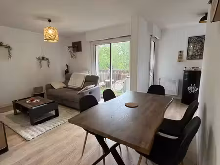à louer – t2 meublé 49 m² – rénové – balcon & parking