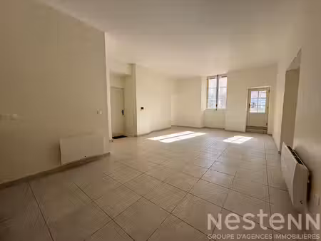 a louer - appartement t2 avec un jardin privatif et stationnement - auray