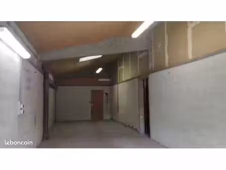 à louer  grand box de 50 m²