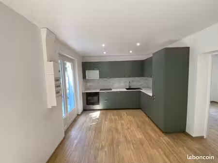 maison 3 chambres  1 bureau  2 salles de bain  2 wc  une cave et un garage