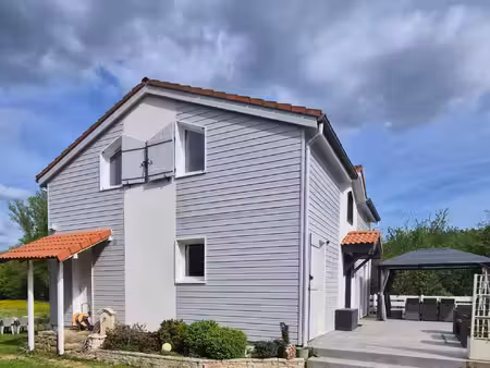 très belle maison en ossature bois  rénovée  cadre verdoyant et calme. proche de toutes co