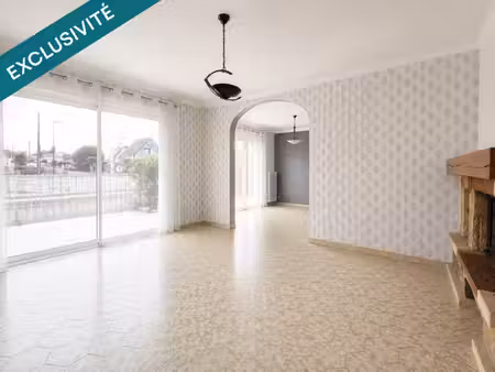 maison non mitoyenne  5 chambres et grand garage avec entrées indépendantes — un potentiel