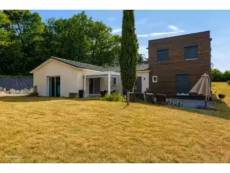 villa contemporaine construite selon les normes techniques environnementales dans le coeur