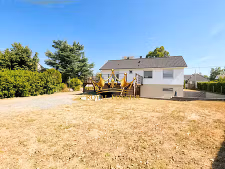 vue sur la terrasse en bois arrière  et l'espace extérieur