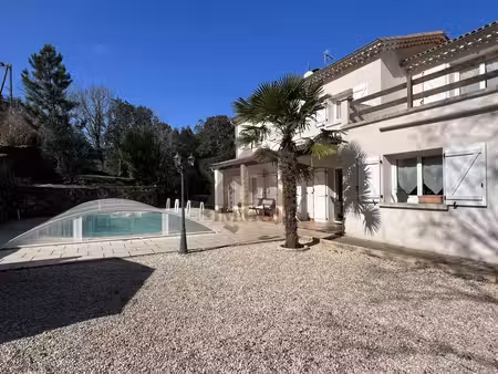 villa avec piscine sur 8 000 de terrain boisé