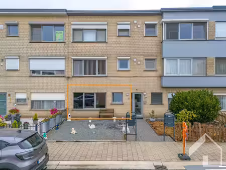 totaal gerenoveerd gelijkvloersappartement met 2 slaapkamers en garagebox