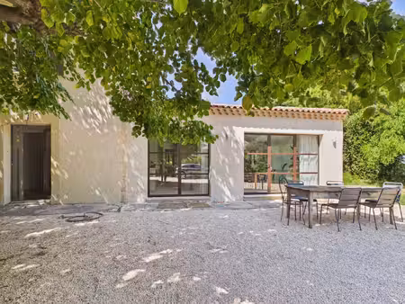 mas de village rénové à deux pas du centre de paradou