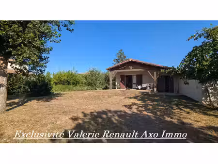 maison t3 avec grand terrain arboré et grand plan d'eau