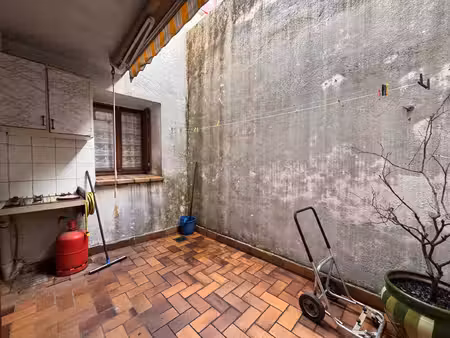 à vendre à port-vendres : appartement de 3 pièces avec cour