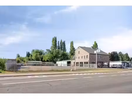 commercieel te koop in hakendover met 3 slaapkamers