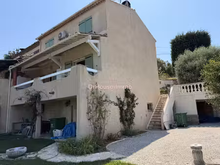 villa t4 avec une vue degagee  une piscine et un grand sous sol.