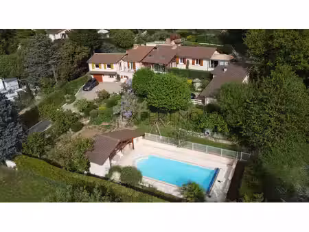 vue exceptionnelle  piscine et grands volumes : une maison familiale rare aux portes de mâ