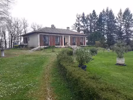propriété de caractère avec maison et dépendances sur 24 hectares dans le lot