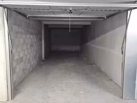 location parking 31m2 la ciotat 13600 - 270 € - surface privée