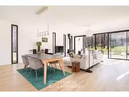contemporaine aux lignes épurées de plain-pied au coeur d'un bois