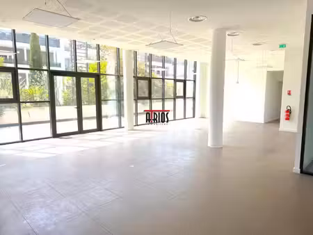 location local commercial