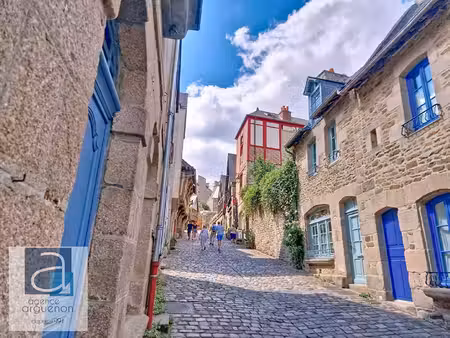 dinan - maison de caractère avec extension vitrée magnifique sur courette.