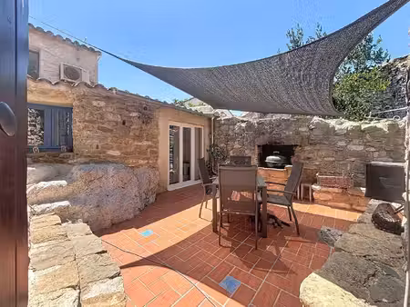 maison en pierre avec terrasses