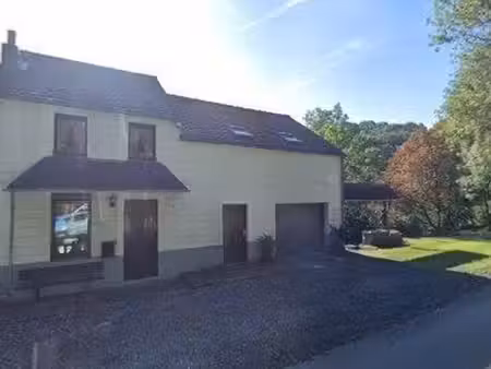 maison d'habitation avec beau jardin et grand garage