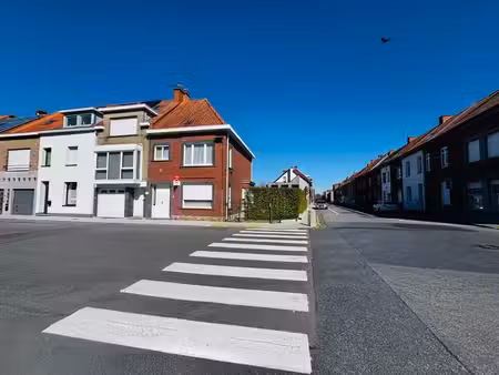wevelgem - charmante maison d'angle semi-ouverte avec garage