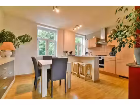 bel appartement dans un petit immeuble calme