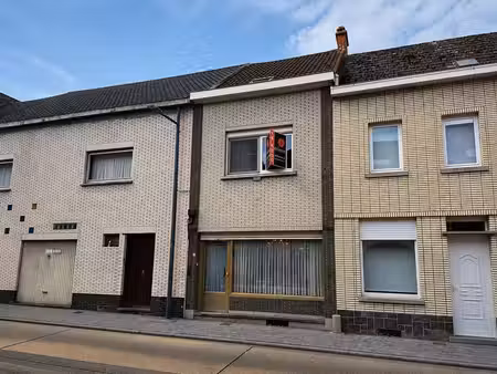 ruime dorpswoning nabij het centrum van brakel