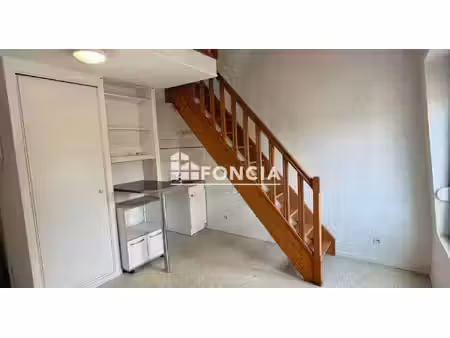 t1 bis en duplex avec place de parking privative idealement place proche de la gare et des