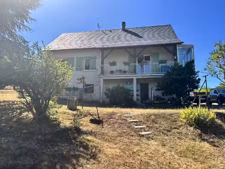 maison avec 4 chambres et 2 sdb's  grand sous sol. jardin 2212 m2