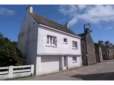 à vendre  maison familiale de 98 m² située à elven  en hyper centre-ville.