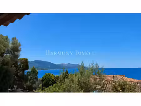 jolie vue mer pour ces 3 villas.