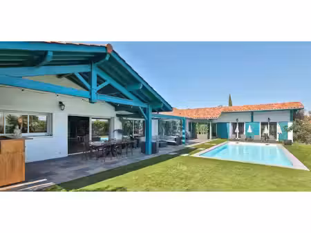 villa avec piscine et jardin arcangues (64)