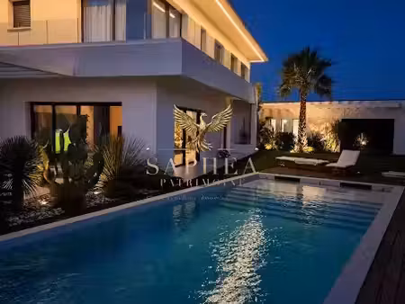 vente maison 6 pièces 220 m² à carqueiranne (83320)  2 250 000 €