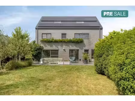 villa économe en énergie prête à emménager avec beau jardin