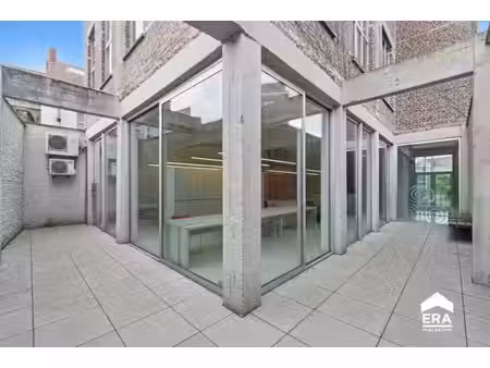espace commercial moderne près de la gare