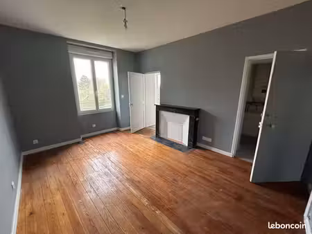 studio totalement rénové de 24m² avec cuisine séparée et parquet bois  à 1min de l'hyperce