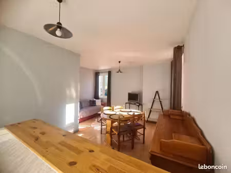 t2 a murol avec 1 chambre  une salle de bain. cuisine américaine avec salon. calme et très