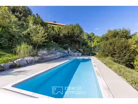 maison d'architecte avec jardin luxuriant sublimé par la vue